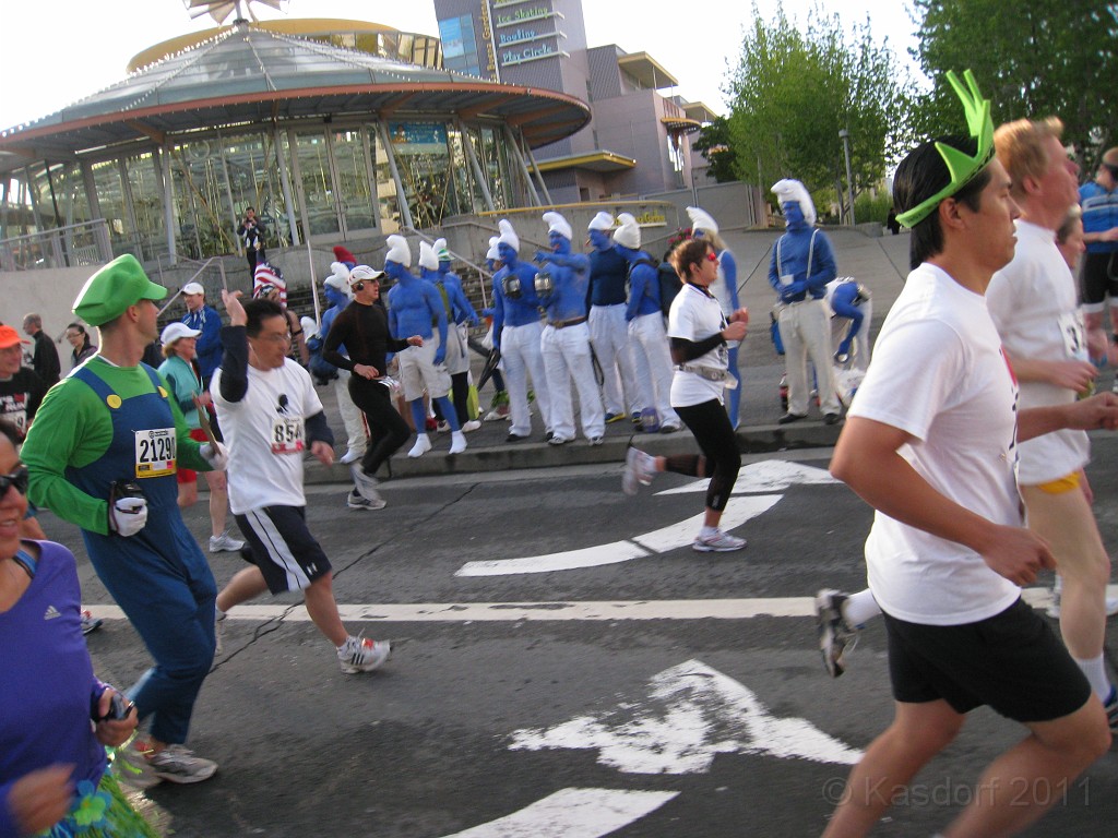 2011 Bay to Breakers Sunday 0240.JPG - I was able to participate in the 2011, 100th anniversary of the San Francisco Bay to Breakers 12K race. A great weekend for sight seeing and racing.